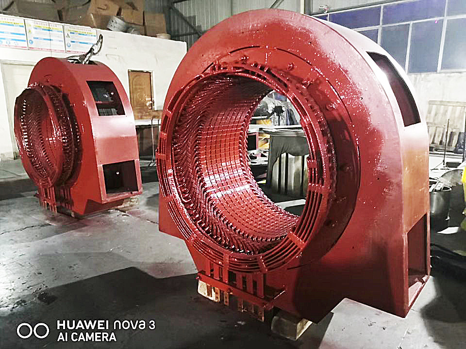 Potenza di uscita Generatore a turbina ad acqua senza spazzole 300-3000 giri al minuto Gamma di velocità 220V-690V Voltaggio nominale
