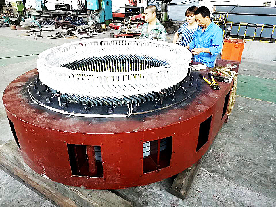 Controllo automatico del generatore di turbine ad acqua per installazioni interne/esterne