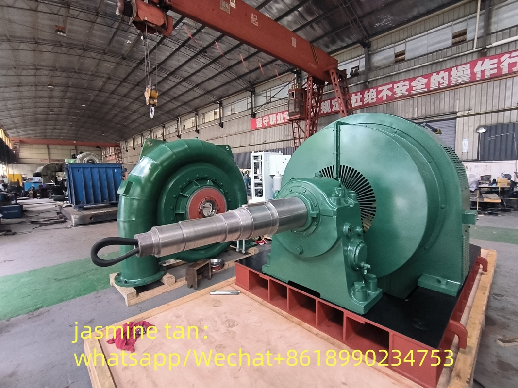 Generatore a turbina ad acqua a controllo automatico per la generazione di energia