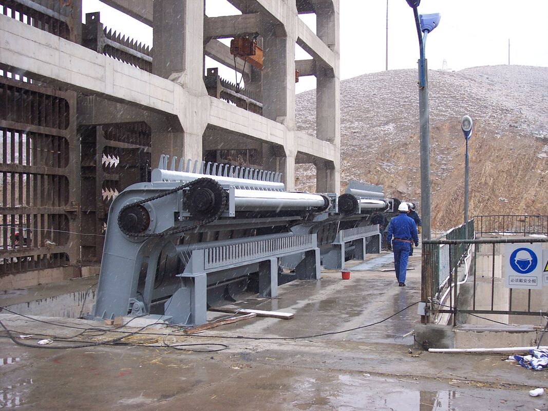 Macchina per la pulizia delle griglie di spazzatura con spessore da 4,5 a 16 mm, con intervallo di velocità da 150RPM a 1000RPM e compatibilità con larghezza griglia da 0,5 a 3 metri