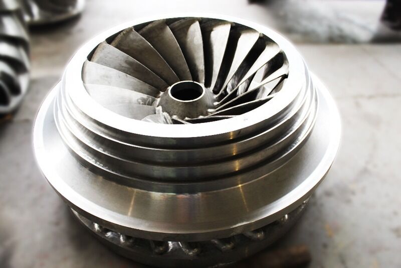 Turbina Pelton ad alta prevalenza con diametro di 200 mm, incluso sistema di eccitazione statico o senza spazzole progettato per l'energia idroelettrica