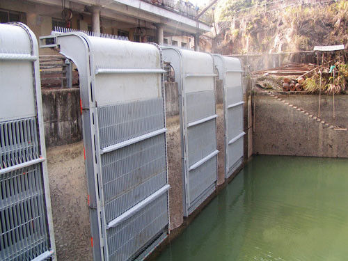 Macchina per la pulizia di griglie di scarico OEM con spessore da 4,5 a 16 mm e intervallo tra le griglie da 0,39 a 15 mm per la manutenzione delle prese d'acqua