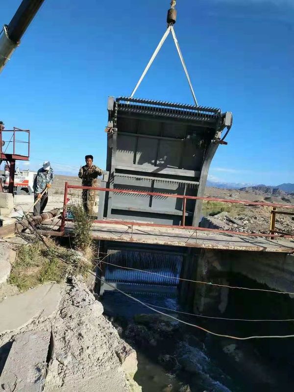 Macchina per la pulizia di griglie di scarico OEM con spessore da 4,5 a 16 mm e intervallo tra le griglie da 0,39 a 15 mm per la manutenzione delle prese d'acqua