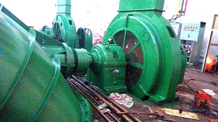 Generatore a turbina ad acqua a installazione orizzontale con eccitazione a spazzola o senza spazzola