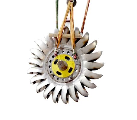 Potenza di uscita 100kw-50mw Turbina Pelton ad alta testa con tensione nominale 6-10kV
