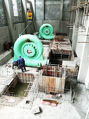 Generatore a turbina idrica verticale di potenza 200KW-20MW controllo automatico colore personalizzato